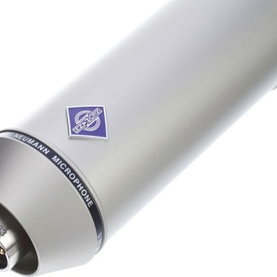 Microfone metálico cinza prateado com conector XLR e logotipo azul