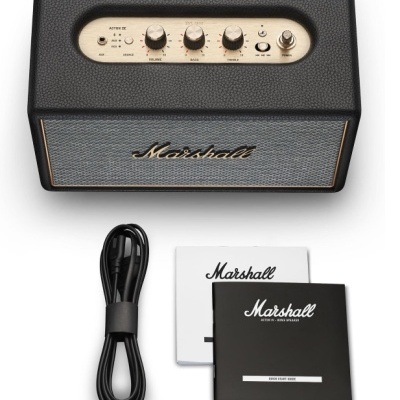 Coluna de som Marshall preta com painel dourado e acessórios