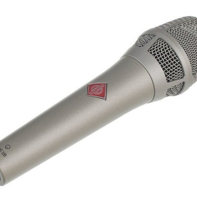 Microfone de mão metálico cinzento com grelha de malha