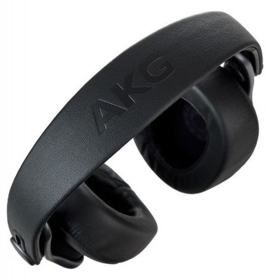 Auriculares AKG pretos com almofadas acolchoadas.