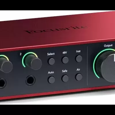 Interface de áudio Focusrite Scarlett 2i2 vermelha com botões e reguladores de volume