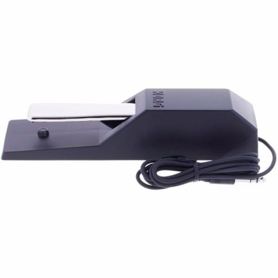 Pedal negro com superfície metálica e cabo enrolado em fundo branco