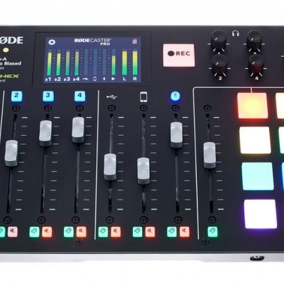 Console de áudio RODE RODECASTER PRO preto com botões, sliders e pads coloridos
