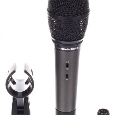 Microfone preto Audio-Technica com suporte e adaptador