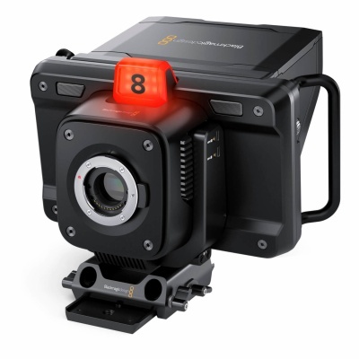 Câmera profissional preta Blackmagic Design 8K com lente circular e botão vermelho iluminado 8