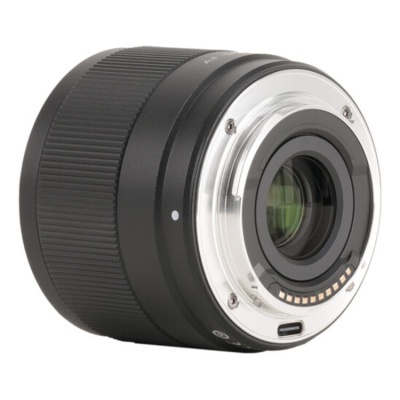 Objetiva fotográfica preta com montagem metálica prateada e contactos dourados