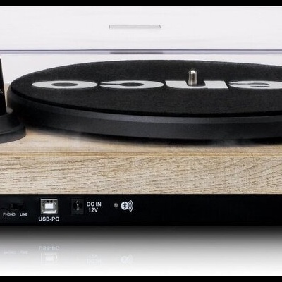 Gira-discos de madeira clara com tampa transparente e prato preto texto LITCO