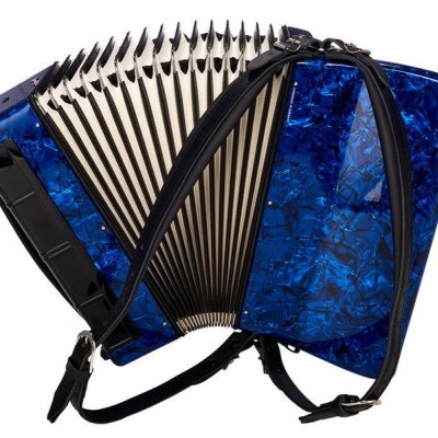Acordeão azul com textura marmoreada e tiras pretas no fundo branco