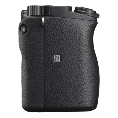 Câmara fotográfica compacta preta com textura tipo couro e símbolo NFC