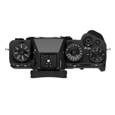 Câmara fotográfica preta vista de cima com botões e discos de controlo