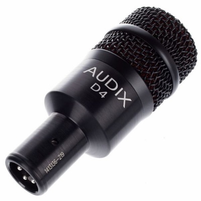 Microfone preto AUDIX D4 com grelha em malha e conector XLR