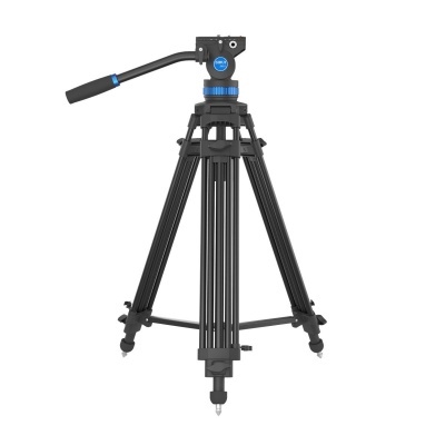 Tripé de câmera preto com detalhes azuis em fundo branco