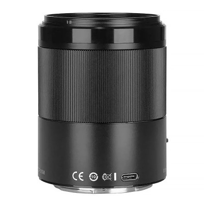 Objetiva fotográfica preta com porta USB-C e símbolos de certificação