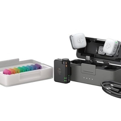 Conjunto de dispositivo DJI com dois dispositivos brancos, unidade preta, cabo USB e caixa plástica com pontas coloridas