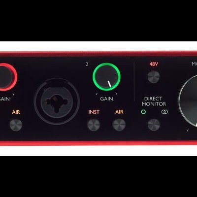 Interface de áudio Focusrite Scarlett 2i2 preta e vermelha com botões de controlo visíveis