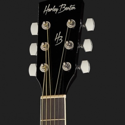 Cabeça de guitarra acústica preta com afinadores cromados e texto Harley Benton