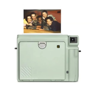 Câmara instantânea verde claro a imprimir foto de cinco pessoas sorridentes.