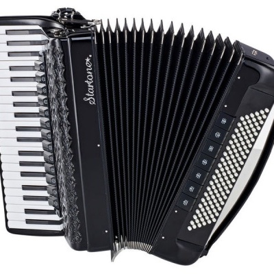 Acordeão preto com teclas de piano e botões, com texto Startone na lateral