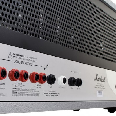 Amplificador Marshall com vários conectores de alto-falante e texto de aviso no painel traseiro
