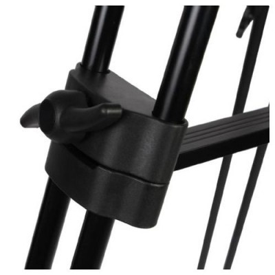 Peça de fixação ajustável em plástico preto numa estrutura metálica preta