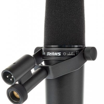 Microfone condensador preto SHURE SM7B com espuma protetora