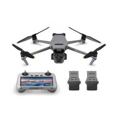 Drone DJI Mavic 3 Pro com comando e duas baterias, fundo branco