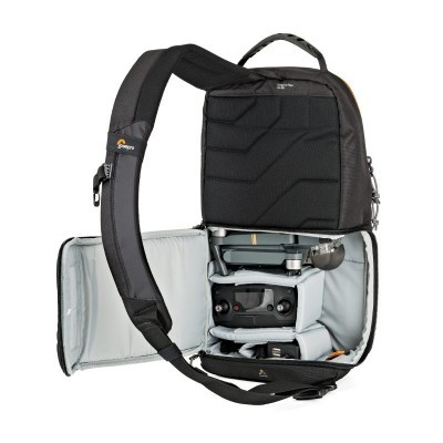 Mochila preta para drone com compartimentos acolchoados abertos