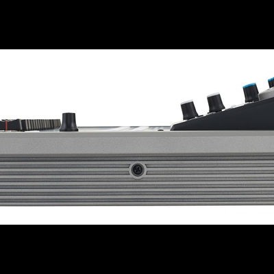 Mesa de mistura de áudio eletrónica vista de lado com botões pretos e azuis