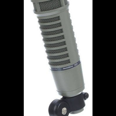 Microfone condensador prateado com suporte preto