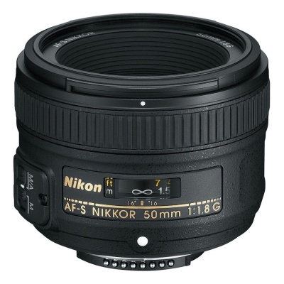 Objetiva Nikon AF-S NIKKOR 50mm preta com anel texturizado e marcações de foco.