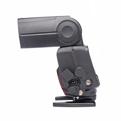 Flash de câmera fotográfica preto com visor articulado sobre fundo branco