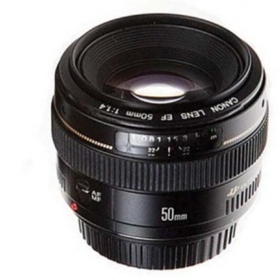 Objetiva fotográfica Canon EF 50mm f/1.4 preta com texto branco e interruptor AF/MF