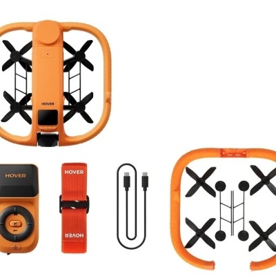 Drone laranja com quatro hélices pretas e acessórios