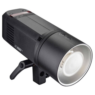 Flash fotográfico Godox AD600Pro preto com lente frontal branca e visor no topo