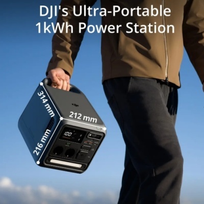 Estação de energia portátil DJI preta com ecrã digital e várias portas, com dimensões indicadas, segurada por uma pessoa