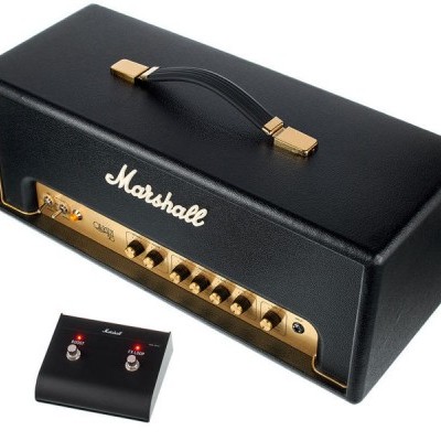 Amplificador de guitarra Marshall preto e dourado com pedal controlador preto