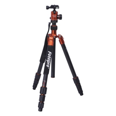 Tripé Fotopro preto com detalhes laranja, patas ajustáveis e cabeça panorâmica