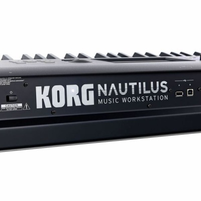 Teclado controlador musical Korg Nautilus preto com letras brancas no painel frontal