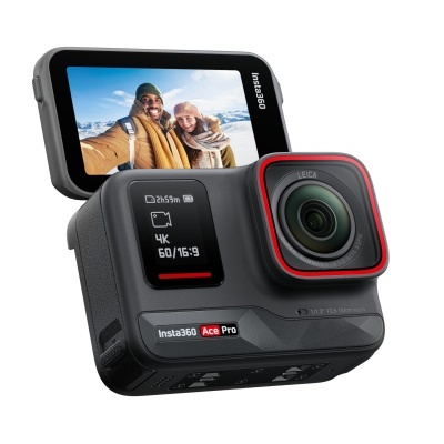 Câmara de ação preta Insta360 Ace Pro com lente Leica e dois ecrãs, um com imagem de duas pessoas com roupas de inverno.