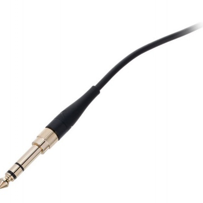 Cabo preto com conector de áudio metálico prateado e dourado