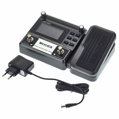 Pedal de efeitos para guitarra eletrónica MOOER GE100 preto com ecrã e adaptador.