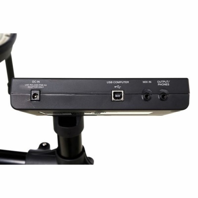 Parte traseira do dispositivo eletrónico com várias entradas e texto branco