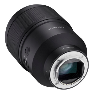 Objetiva fotográfica preta AF 135 1.8 FE em fundo branco