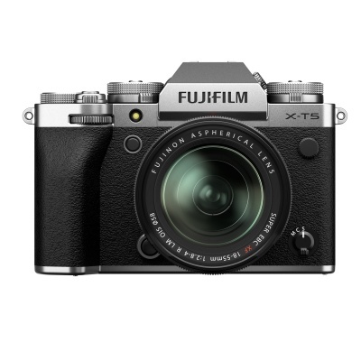 Câmara fotográfica Fujifilm X-T3 com lente Fujinon preta e detalhes prateados