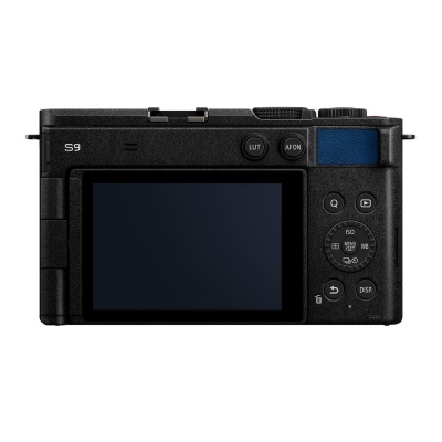 Câmara fotográfica preta vista de trás com ecrã grande e botões laterais