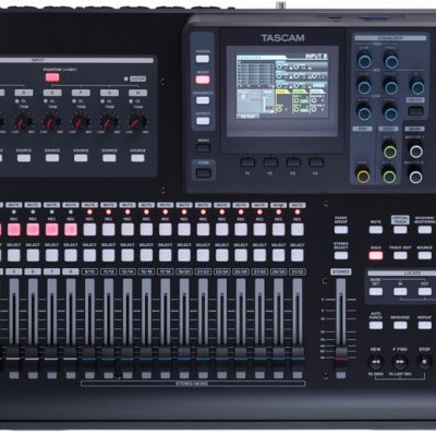 Mesa de mistura digital preta TASCAM com ecrã e muitos botões e faders