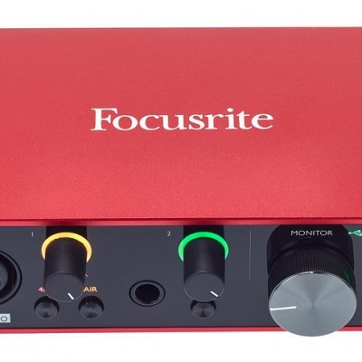 Interface de áudio Focusrite Scarlett Solo vermelha com botões e entradas frontais