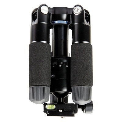 Tripé fotográfico preto com punhos em espuma e bolha de nível