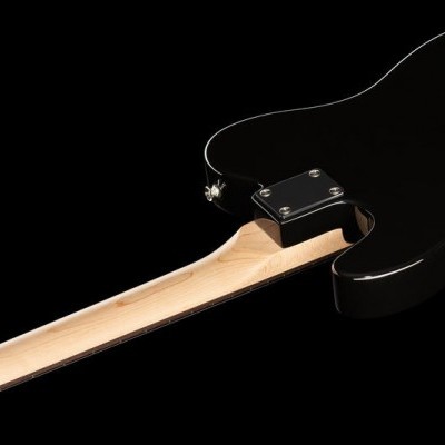 Guitarra elétrica preta com pescoço de madeira clara em fundo preto