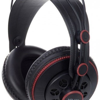 auscultadores pretos com detalhes vermelhos e almofadas acolchoadas